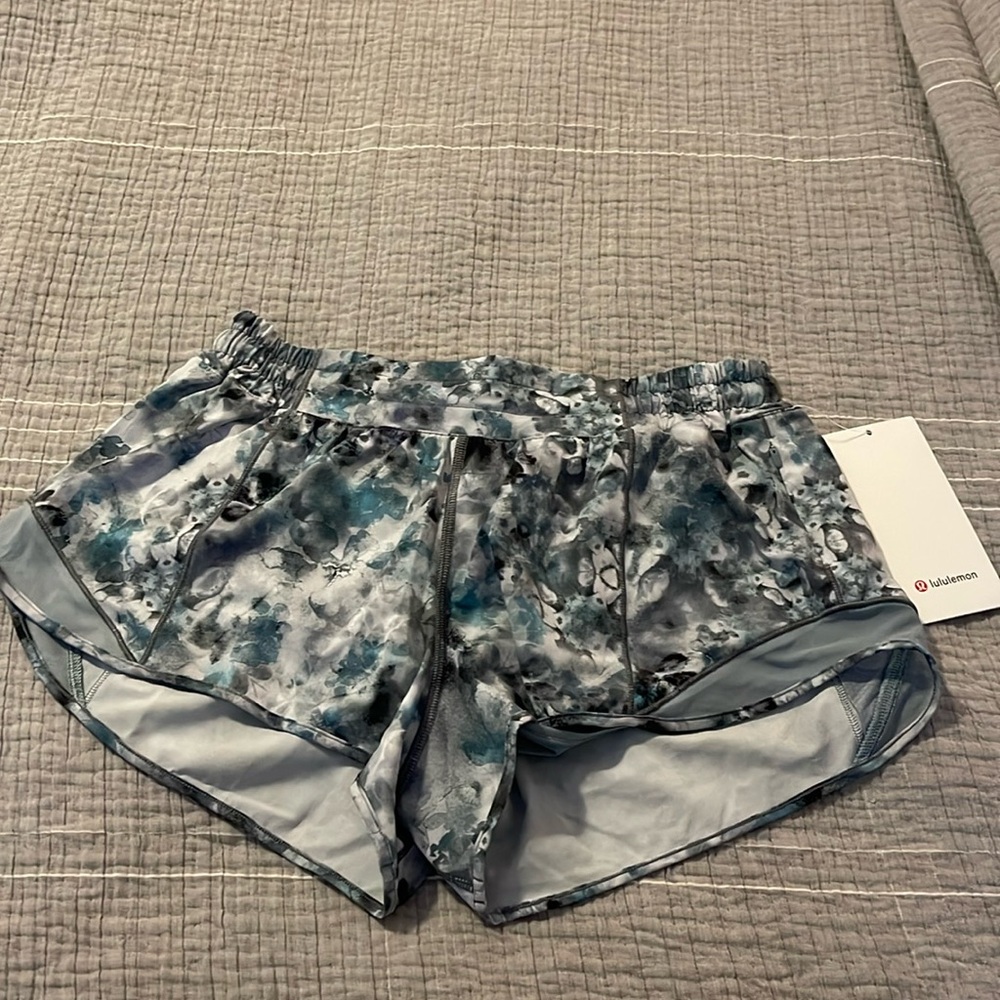 Lululemon Hotty Hot LR Short 2.5 Lined